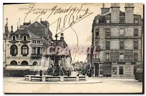 Cartes postales Troyes La Fontaine et la rue de la Republique Tramway