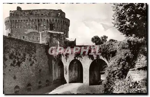 Cartes postales moderne Dinan Cote du Nord Le donjon du Chateau de la Duchesse Anne et les Douves