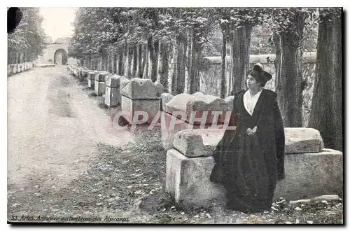 Ansichtskarte AK Arles  Arlesienne aux tombeaux des Alyscamps Folklore