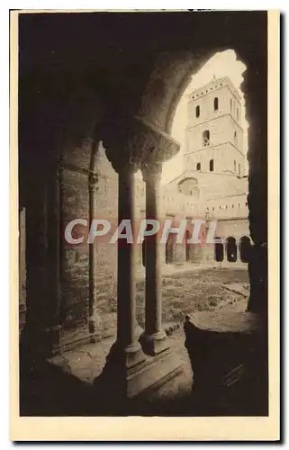 Ansichtskarte AK Arles Clocher de la Cathedrale St Trophime vue a travers les galeries du Cloitre