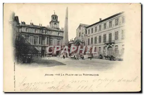 Cartes postales Arles La Place de la Republique