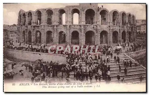 Cartes postales Arles Les Arenes sortie d'une course de mise a mort