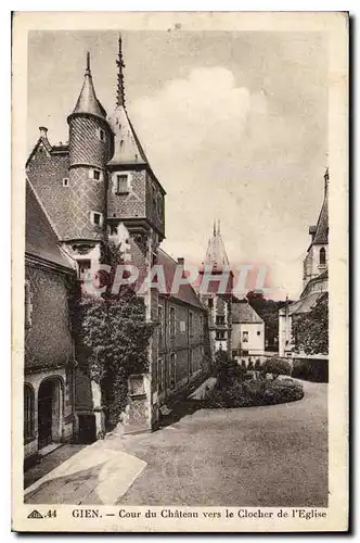 Ansichtskarte AK Gien Cour du Chateau vers le Clocher de l'Eglise