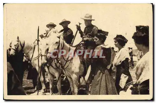Cartes postales En Provence Les gardians de Camargues montes sur leurs cavales blanches Cheval Folklore