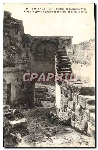 Ansichtskarte AK Les Baux Porte d'entree de l'ancienne Ville Corps de garde a gauche et escaliers de ronde a droi