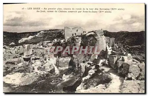 Ansichtskarte AK Les Baux Au premier plan chemin de ronde de la tour dite Srassine Au fond ruines du Chateau cons