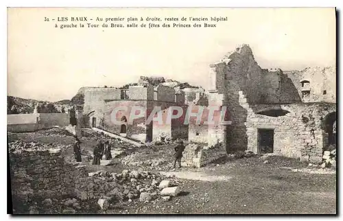 Cartes postales Les Baux Au premier plan a droite restes de l'ancien hopital a gauche la Tour du Brau salle de f