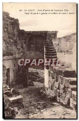 Cartes postales Les Baux porte d'entree de l'ancienne ville corps de garde a gauche et escaliers de ronde a droi