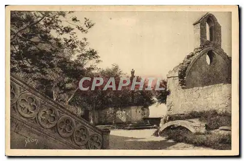 Ansichtskarte AK Les Baux B du R place de l'eglise et Chapelle des Penitents XVI siecle