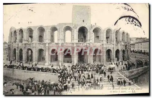 Cartes postales Arles les Arenes sortie d'une course de mise a mort