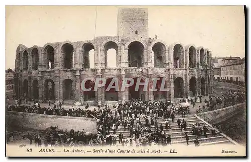 Cartes postales Arles les Arenes sortie d'une course de mise a mort