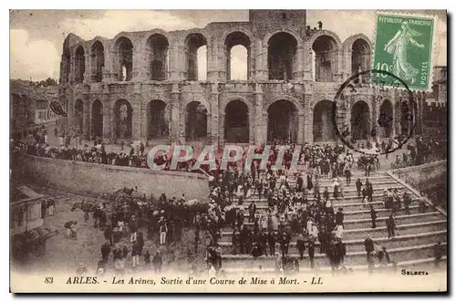 Cartes postales Arles les Arenes sortie d'une course de Mise a Mort