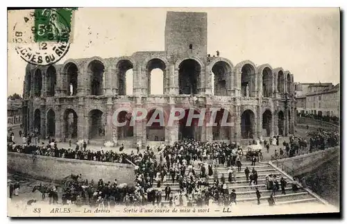 Ansichtskarte AK Arles les Arenes Sortie d'une course de mise a mort Corrida