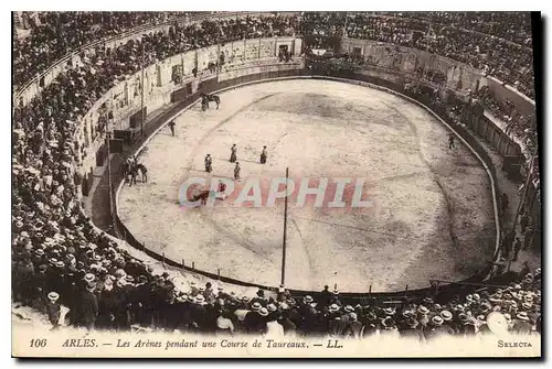 Cartes postales Arles les Arenes pendant une course de Taureaux Corrida