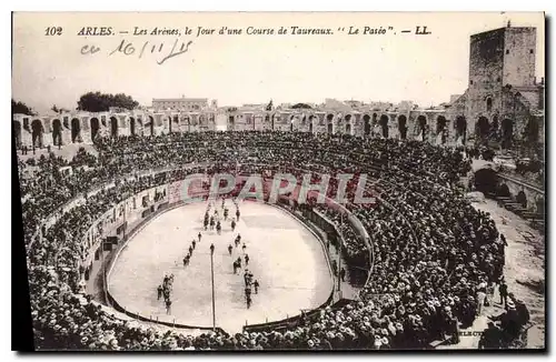 Cartes postales Arles les Arenes le Jour d'une course de Taureaux le Paseo Corrida