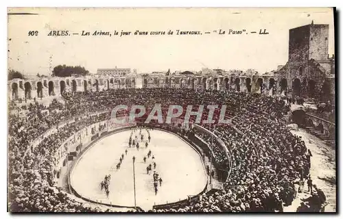 Ansichtskarte AK Arles les Arenes le jour d'une course de taureaux le Paseo