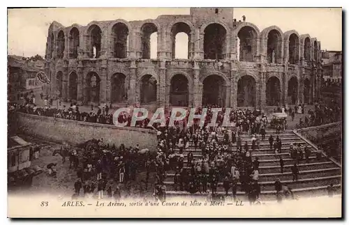 Cartes postales Arles les Arenes sortie d'une course de Mise a Mort