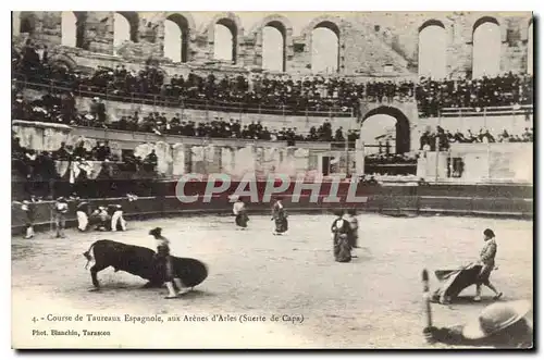 Ansichtskarte AK Course de taureaux Espagnole aux Arenes d'Arles Suerte de Capa Corrida