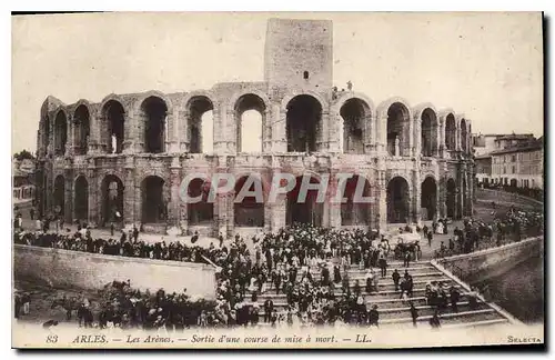 Ansichtskarte AK Arles les Arenes Sortie d'une course de mise a mort