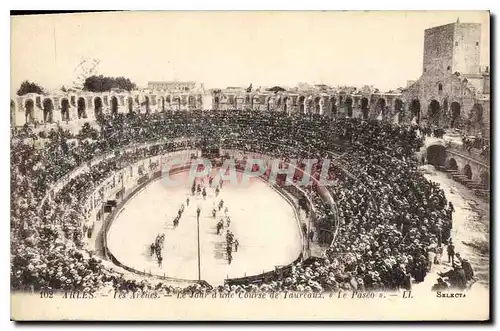 Ansichtskarte AK Arles les Arenes le jour d'une Course de Taureaux le Paseo