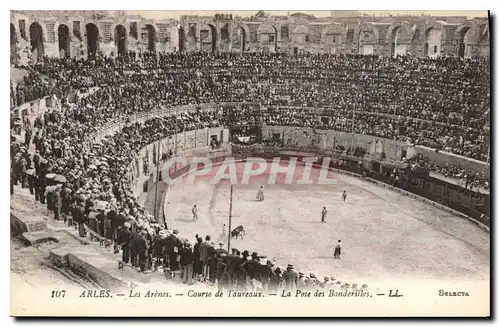 Cartes postales Arles les Arenes course de Taureaux la pose des Banderiles