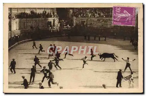 Ansichtskarte AK Jeux Provencaux Arenes d'Arles course de vaches sauvages les cornes emboulees sauve qui peut