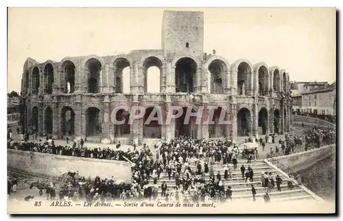 Ansichtskarte AK Arles les Arenes Sortie d'une Course de mise a mort