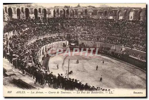 Ansichtskarte AK Arles les Arenes cours de Taureaux la pose des Banderilles