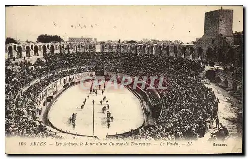 Ansichtskarte AK Arles les Arenes le Jour d'une course de Toureaux le Paseo