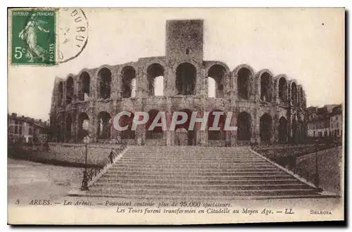 Cartes postales Arles les Arenes les Tours furent transformees en Citadelle au Moyen Age