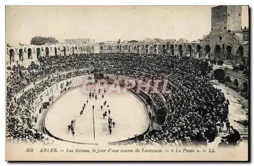 Cartes postales Arles les Arenes le jour d'une course de Toureaux le Paseo