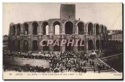 Cartes postales Arles les Arenes sortie d'une course de mise a mort