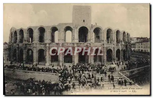 Cartes postales Arles les Arenes sortie d'une course de mise a mort