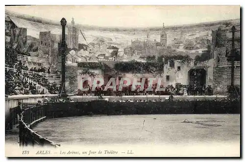 Cartes postales Arles Les arenes un Jour de Theatre LL