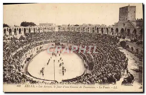 Cartes postales ARLES Les Arenes le jour d'une de Taureaux Le paseo LL