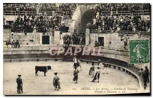 Ansichtskarte AK ARLES Les Arenes Course de Toureaux picador et Taureau LL