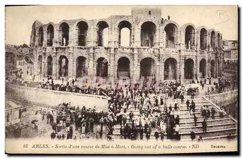 Cartes postales ARLES Sortie d'une Mise a Mort Going out of a bulls course ND