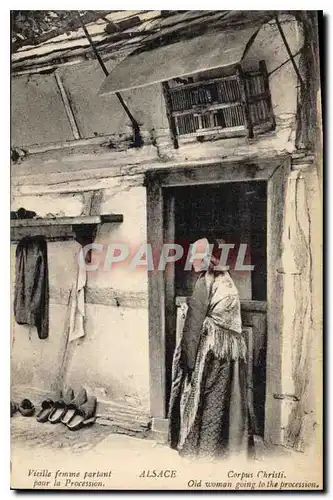 Cartes postales Alsace Vieille femme partant pour la procession Folklore