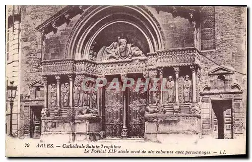 Ansichtskarte AK Arles Cathedrale Sainte Trophime Le Portail XII siecle orne six colonnes avec personnages