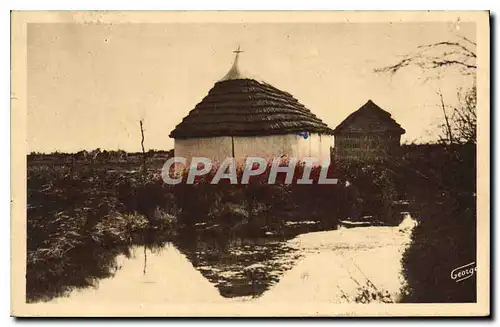 Cartes postales En Camargue Cabane de gardian se refletant dans une roubine