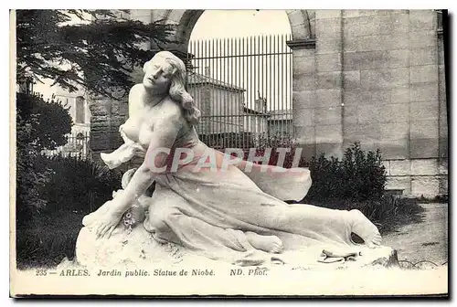 Cartes postales Arles Jardin public Statue de Niobe