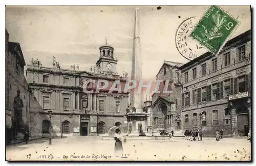 Cartes postales Arles en place de la Republique