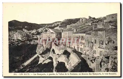 Cartes postales Les Baux les Remparts a gauche le Vallon de la fontaine en dessous des Remparts la voie Romaine