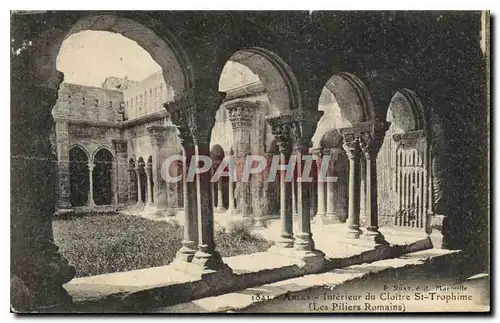 Cartes postales Arles Interieur du Cloitre St Trophime Les Piliers Romains