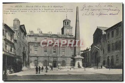 Cartes postales Arles - Hotel de Ville et Place de la Republique. L'obelisque qui se trouve sur la place de la R