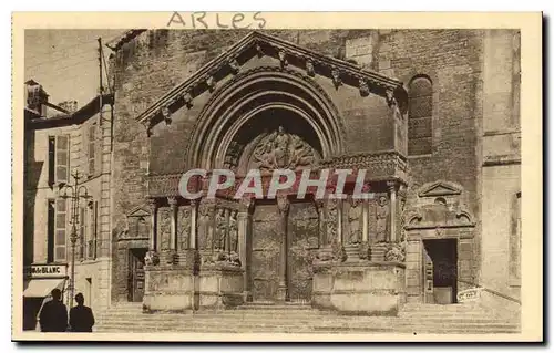 Cartes postales Facade de la Cathedrale St-Trophime le plus beau morceau d'architecture romane de Provence (XII