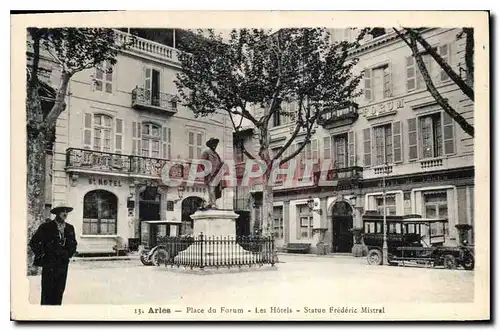 Ansichtskarte AK Arles - Place du Forum - Les Hotels - Statue Frederic Mistral Automobile