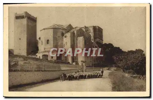 Cartes postales Montmajour Abbaye XII siecle A gauche Tour de Defense XIV siecle Chevre Moutons