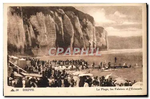 Cartes postales Dieppe La Plage Les Falaises et l'Eglise