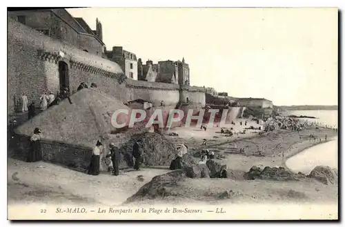 Cartes postales Saint Malo Les Remparts et la Plage de Bon Secours